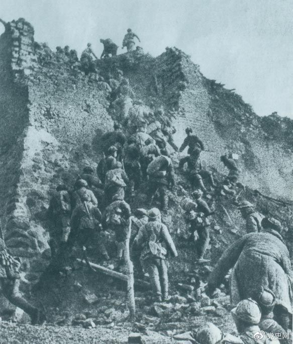 1948年12月，人民解放軍向新保安守敵發(fā)起攻擊。這是解放軍戰(zhàn)士登上新保安城頭。 